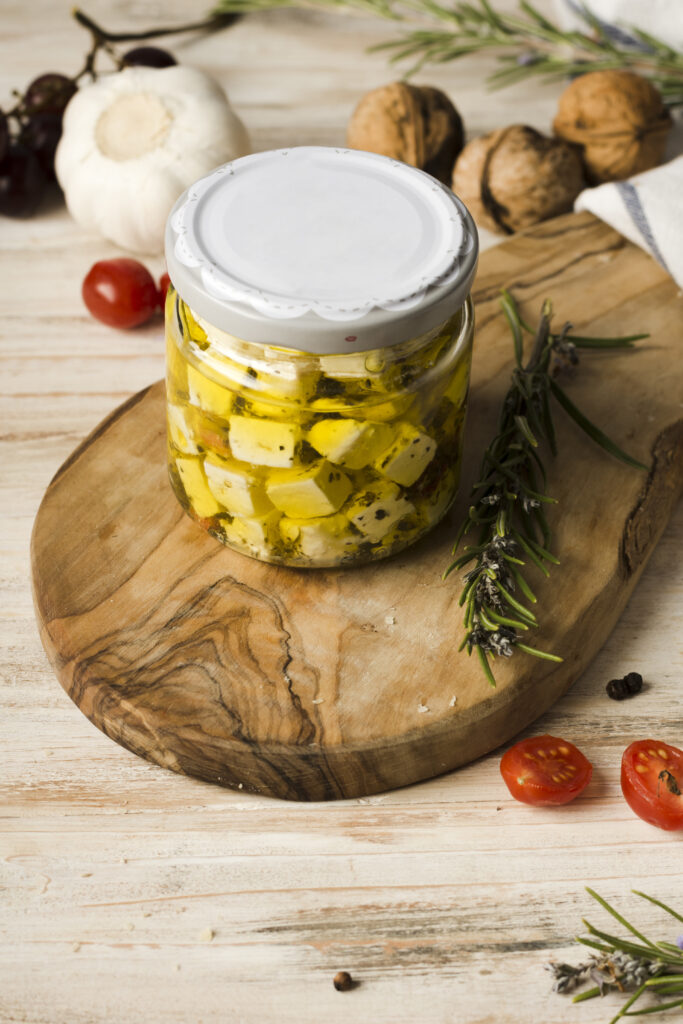 Fromage de chèvre mariné dans de l'huiile d'olive